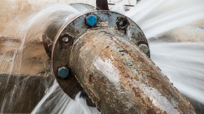 broken-water-pipe-leaking