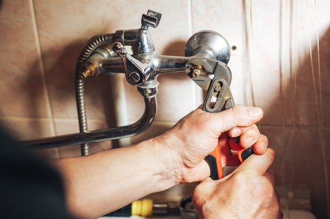 fixing a leaky faucet for commerical plumbing